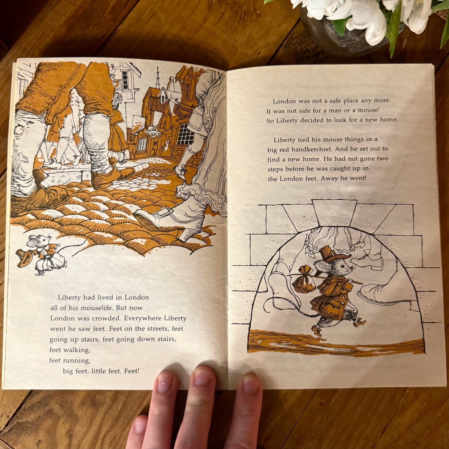 Book - Vintage 1986 Liberty B. Mouse Comes To America