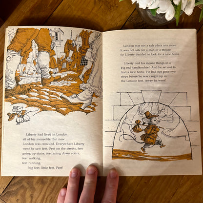 Book - Vintage 1986 Liberty B. Mouse Comes To America