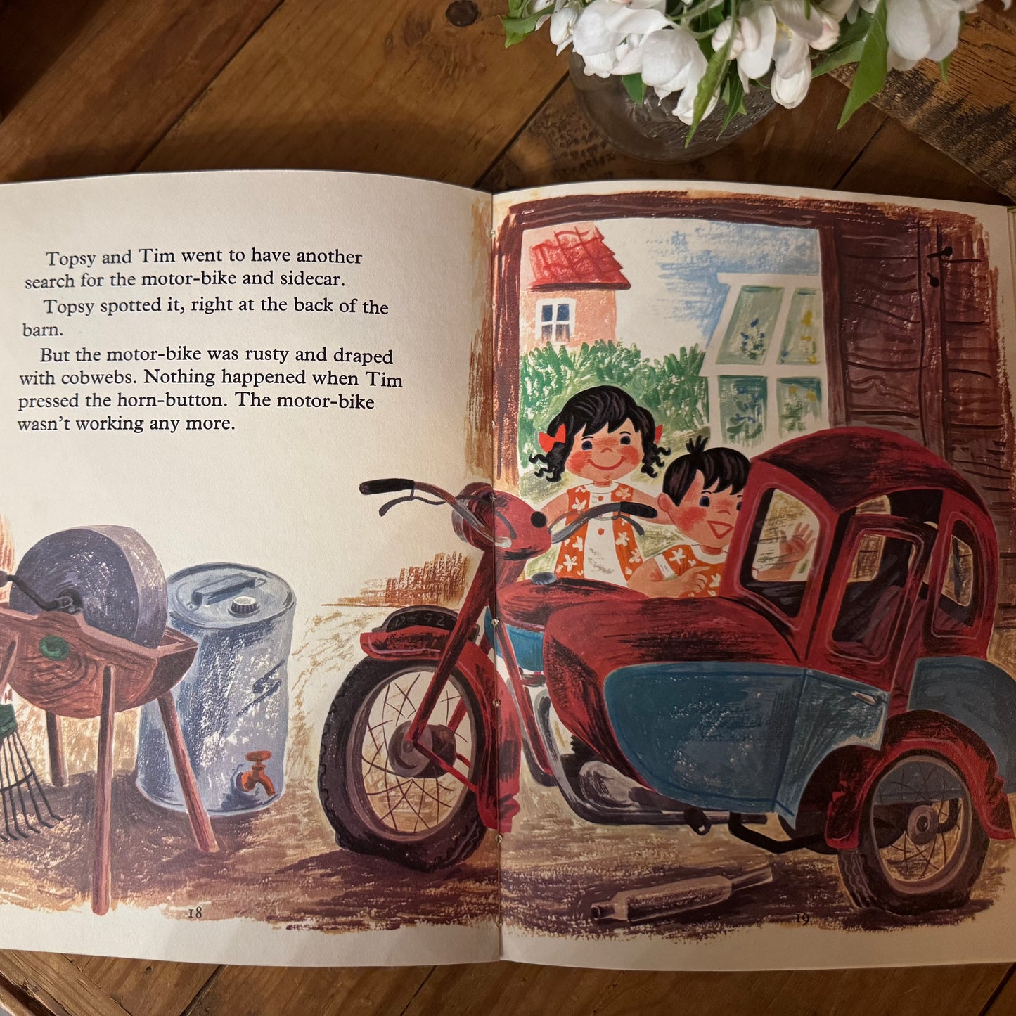 Book - Vintage 1973 Safety First with Topsy and Tim